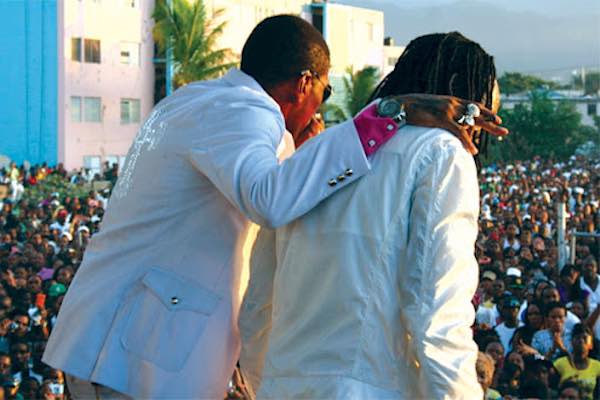 mavado-&-kartel-sharing-stage-photo